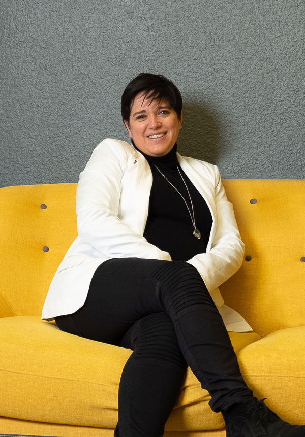Maître Alexandra Vitrac sur le canapé de ses bureaux